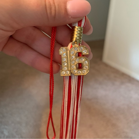 2016 Graduation Tassel - Picture 2 of 4